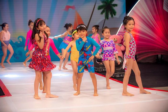 Khép lại chương trình, ba thí sinh nhí cùng nhóm người mẫu Pinkids biểu diễn thời trang đi biển với đạo cụ là phao, kem chống nắng… Sự thể hiện tốt của cả ba thí sinh nhí khiến ban giám khảo “đau đầu” không biết nên chọn ai là người chiến thắng.