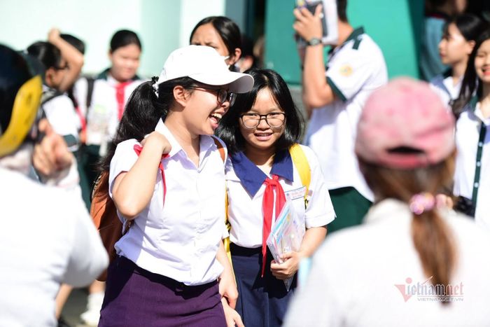 Nụ cười của các sĩ tử sau khi kết thúc bài thi Tiếng Anh vào lớp 10 ở TP.HCM chiều nay