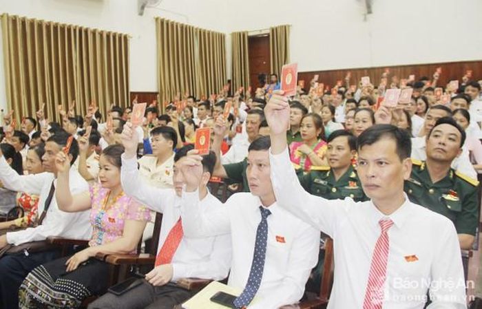 Các đại biểu biểu quyết chốt danh sách bầu cử Ban Chấp hành Đảng bộ huyện Tương Dương, nhiệm kỳ 2020 - 2025. Ảnh: Mai Hoa