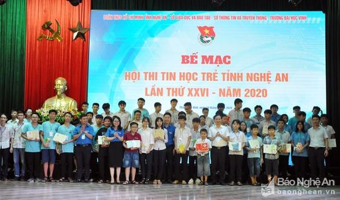 Các thành viên Ban Tổ chức chụp ảnh lưu niệm với các thí sinh đạt giải. Ảnh: Công Kiên