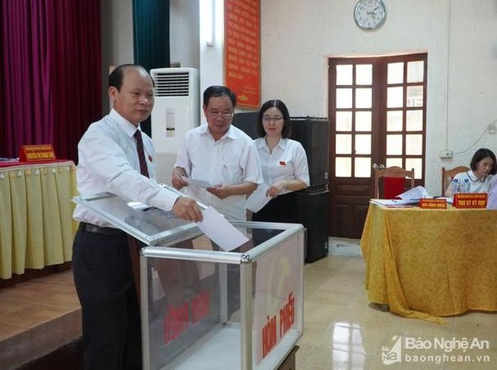 HĐND huyện Hưng Nguyên bầu bổ sung chức danh Chủ tịch, Phó Chủ tịch UBND huyện. Ảnh: Thanh Tâm