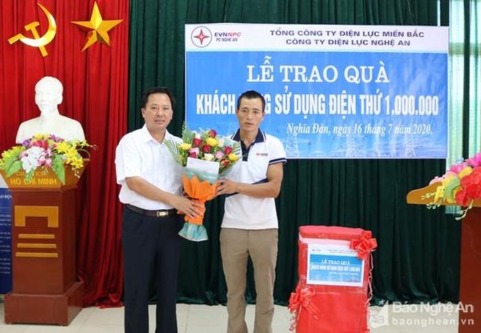 Trao hoa và quà cho khách hàng thứ 1 triệu.