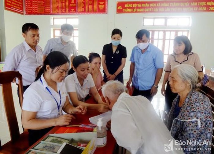 Chi trả chế độ cho người bị ảnh hưởng do đại dịch Covid-19 ở huyện Yên Thành. Ảnh tư liệu của Thái Hồng