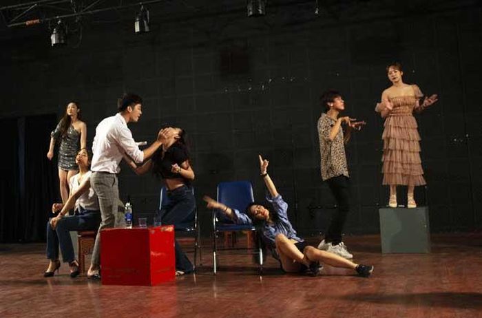 Một buổi tập luyện vở kịch "Tái sinh" của Trường Đại học Sân khấu &amp; Điện ảnh Hà Nội. 