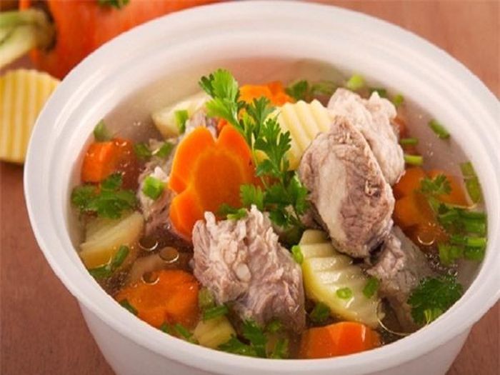 Canh củ cải, cà rốt nấu với thịt nạc heo giàu dinh dưỡng, giúp cơ thể loại bỏ độc tố, giúp cơ thể chống lại quá trình ung thư phổi - Ảnh minh họa: Internet