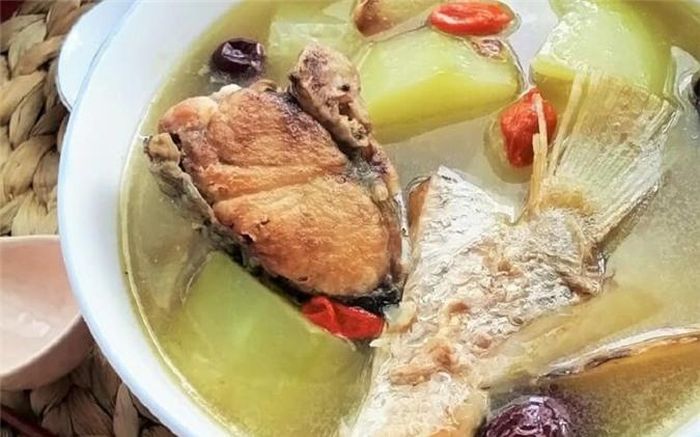 Món canh cá trắm nấu đu đủ và đậu phộng thơm ngon có tác dụng giải độc, bổ phổi, diệt khuẩn, hoạt huyết - Ảnh minh họa: Internet