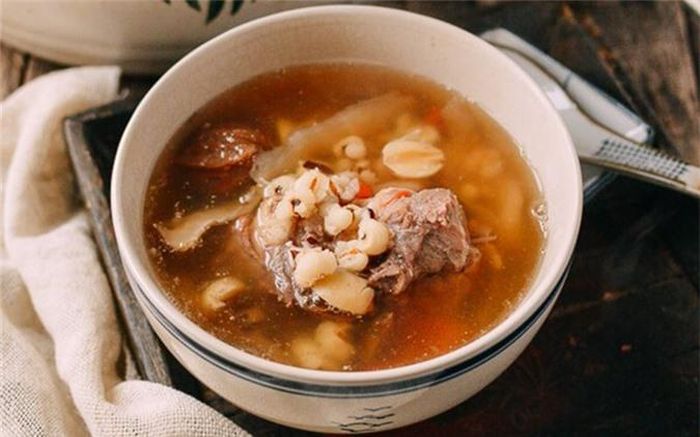 Canh thịt nạc, hoàng kỳ có tác dụng chống oxy hóa và kích thích các tế bào miễn dịch trong gan hoạt động - Ảnh minh họa: Internet