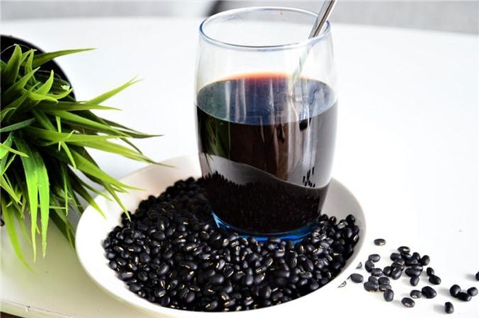 Uống nhiều nước đậu đen xanh lòng vừa có cảm giác no nhanh nhưng không dễ đói, rất thích hợp với người có nhu cầu giảm cân - Ảnh minh họa: Internet