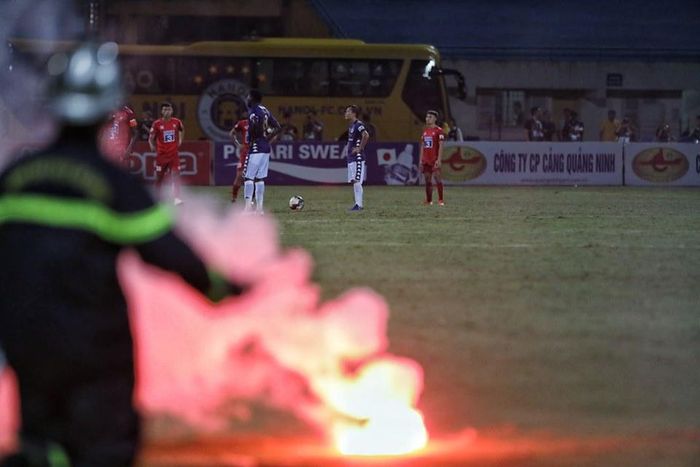 Cổ động viên ném pháo sáng vào sân.