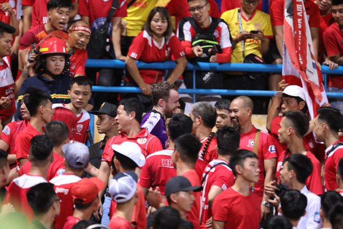 Trường hợp hi hữu: Cổ động viên của HN do là người nước ngoài nên đi nhầm vào khu vực cổ động viên Hải Phòng.
