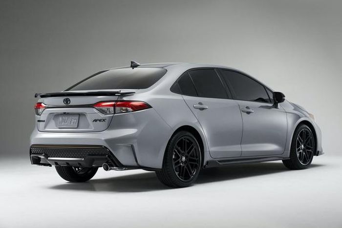  Sedan mới còn được trang bị hệ thống xả thể thao với lớp bọc bằng thép không gỉ và hệ thống treo có nguồn gốc từ xe đua. 
