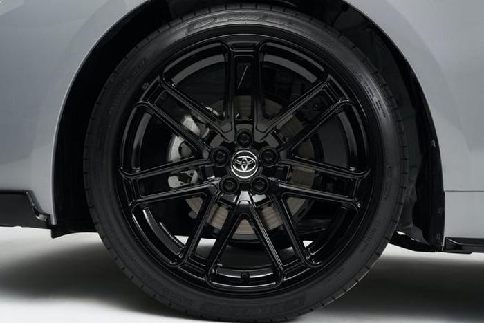  Toyota Corolla Apex Edition 2021 sử dụng bộ mâm nhôm 18 inch có khả năng hỗ trợ làm mát phanh. Nâng cấp khung gầm cũng được bổ sung với hệ thống cân chỉnh đánh lái điện (EPS) mới. 