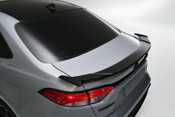  Khoang lái Corolla SE Apex Edition sử dụng chất liệu nhựa cao cấp. Bản XSE Apex Edition dùng chất liệu nhựa nội thất SofTex màu đen, thêm ghế trước sưởi, ghế lái chỉnh điện 8 hướng hỗ trợ thắt lưng. 