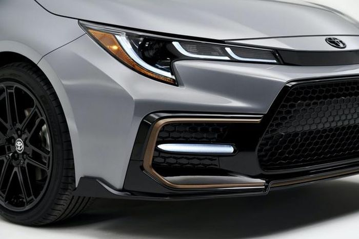  Có thể nhận diện Toyota Corolla Apex Edition 2021 qua body kit màu đen, nhiều chi tiết trang trí màu đồng, cánh gió sau được thiết kế khí động học. 