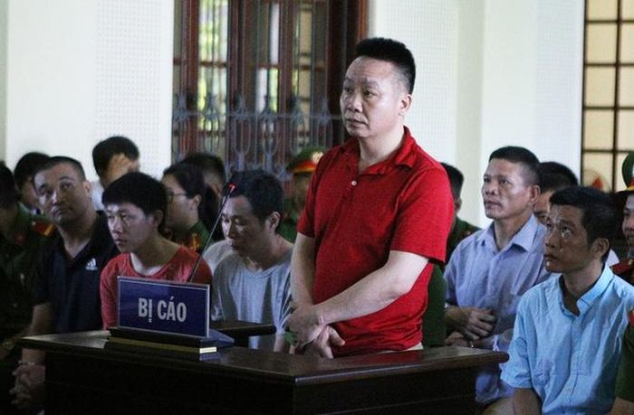  Bị cáo Võ Văn Quý (áo đỏ). Ảnh: Quỳnh Chi. 