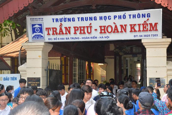  Rất đông thí sinh tại điểm thi Trường THPT Trần Phú.