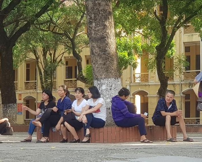Phụ huynh đồng hành cùng thí sinh đến điểm thi