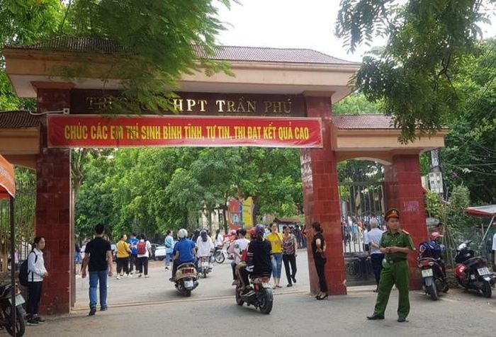 Công tác an ninh được đảm bảo từ cổng các điểm thi