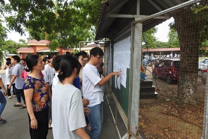 Thông tin cá nhân, số báo danh, phòng thi được các em đối chiếu trước khi vào nghe phổ biến quy chế thi