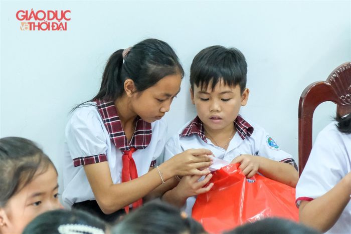 Niềm vui khi nhận được quà.