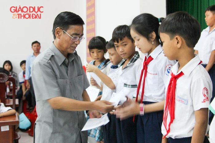 Ông Ninh Thành Viên, Phó GĐ Sở GD&amp;ĐT Kiên Giang trao học bổng cho các em HS.