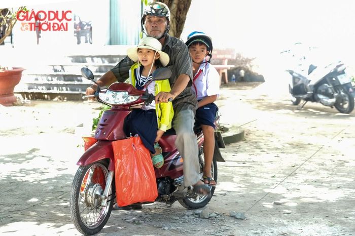 Phần quà, học bổng kịp thời hỗ trợ học sinh nghèo yên tâm chuẩn bị năm học mới.