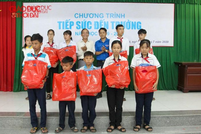 Những phần quà, học bổng được trao tay cho HS nghèo.