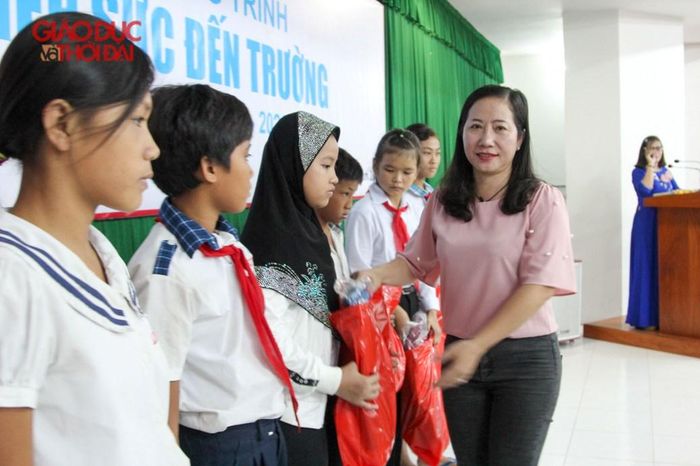 Lãnh đạo Phòng GD&amp;ĐT huyện Hòn Đất trao quà và học bổng cho HS.