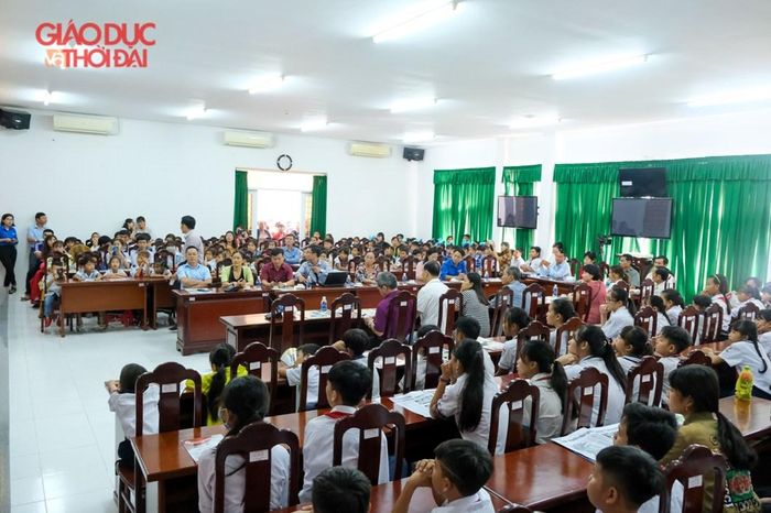 Quang cảnh buổi trao quà và học bổng.