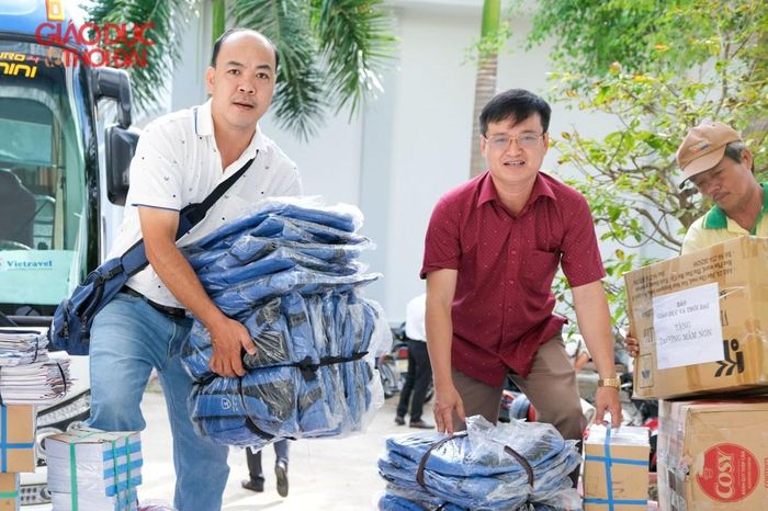 Vận chuyển quà cho các em học sinh.