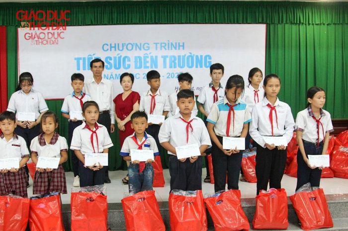 Ông Phạm Thanh Văn, Phó Chủ tịch UBND huyện Hòn Đất cùng trao học bổng cho HS.