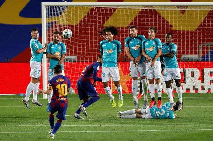 Messi ghi bàn tuyệt đẹp nhưng Barcelona vẫn phải nhận thất bại trước Osasuna.
