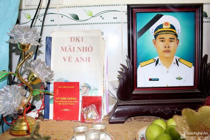Di ảnh liệt sĩ Đại úy Dương Văn Bắc tại nhà riêng ở Vũng Tàu. Ảnh: Mai Thắng