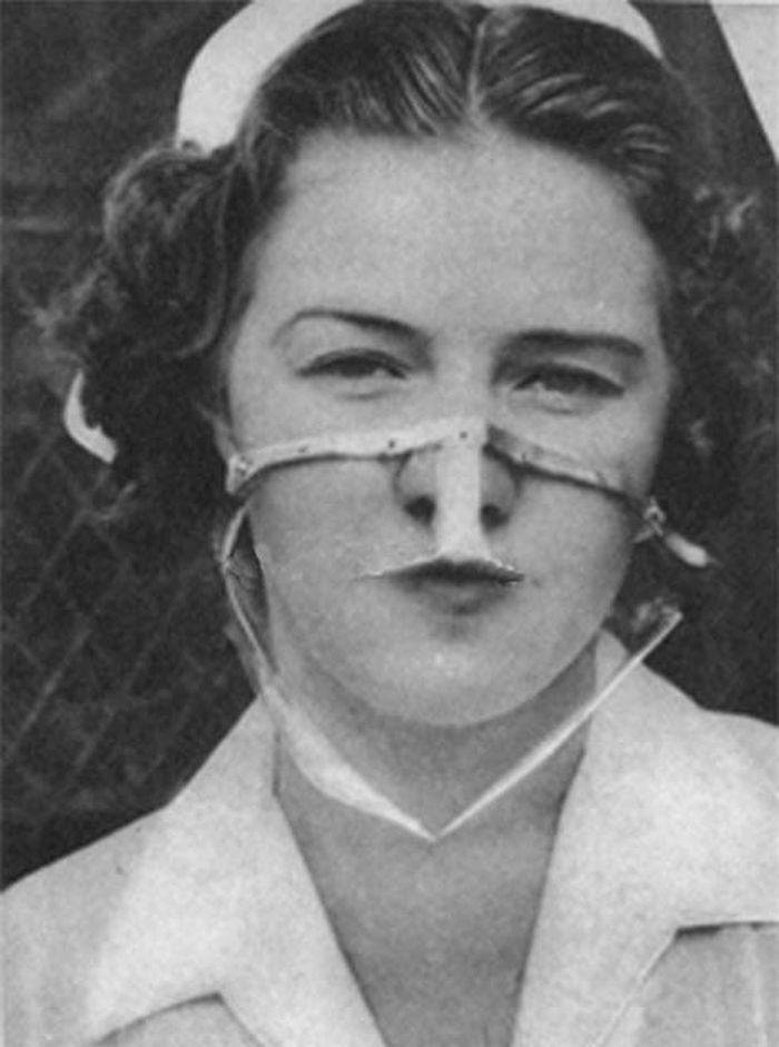 Khẩu trang nhựa năm 1935.