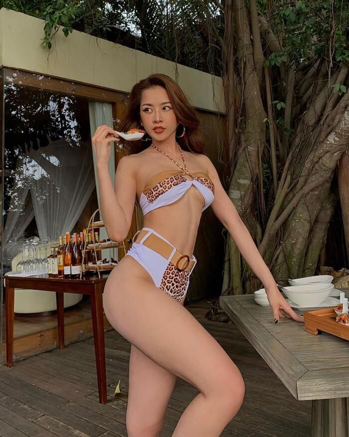 Đôi gò bồng đào của người đẹp cũng được nhận xét ngày càng đầy đặn nóng bỏng