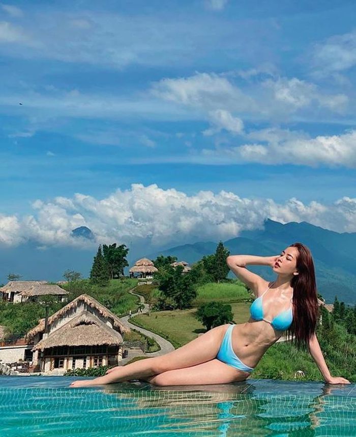 Tuy nhiên, điều gây choáng nhất chính là vòng eo bé đến độ khó tin của nữ ca sĩ