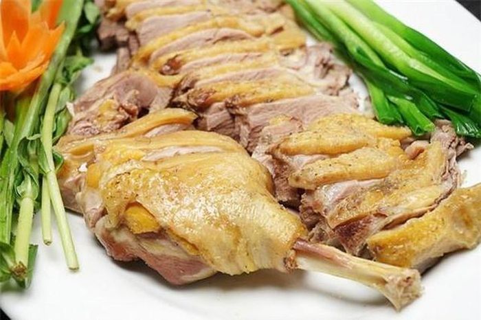 Luộc ngan nên dùng chút rượu trắng ngan sẽ bớt hôi và thơm ngon hơn