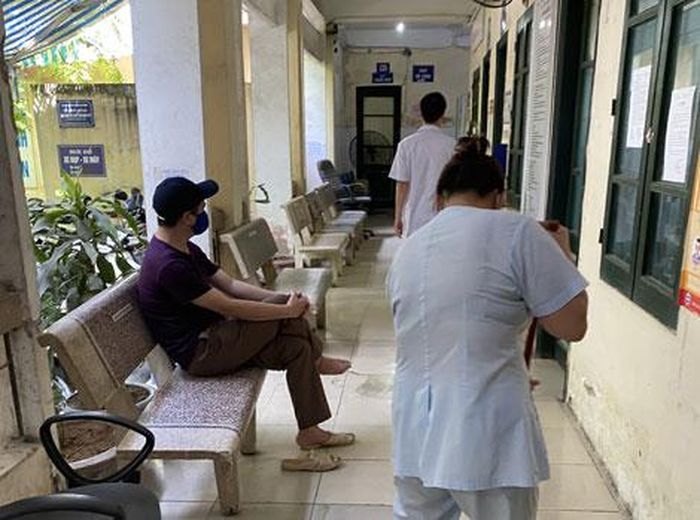 Bệnh nhân ngồi chờ đến giờ khám bệnh. 
