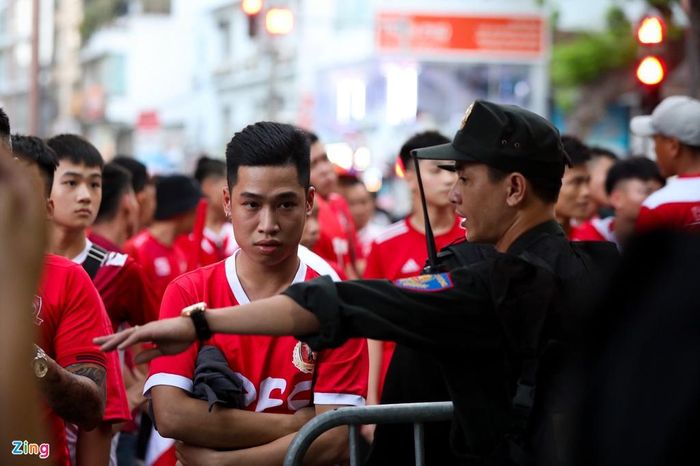  Ban tổ chức sân Hàng Đẫy phải bố trí nhiều cửa từ, kiểm tra thật kỹ những người hâm mộ Hải Phòng tới sân. Ảnh: N.Đ. 
