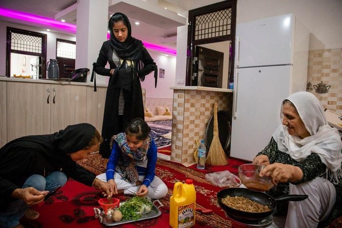 Foroozan cùng mẹ và hai con gái. Ảnh: New York Times.