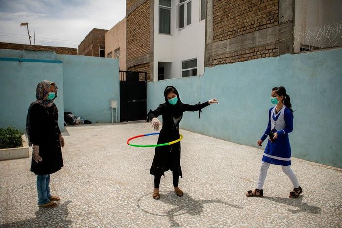 Do trường học đóng cửa vì dịch, Mozhdah và Mahtab có nhiều thời gian bên mẹ hơn. Ảnh: New York Times.