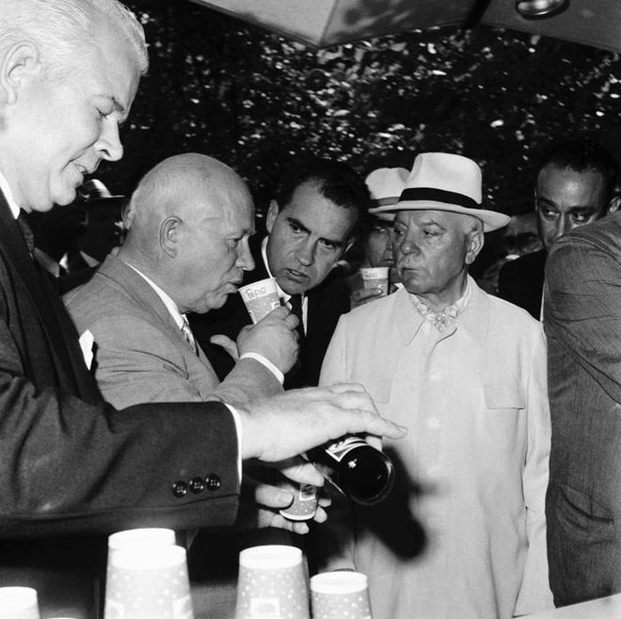 Phó tổng thống Mỹ Richard Nixon và nhà lãnh đạo Liên Xô Nikita Khrushchev cùng Pepsi tại gian hàng ở Triển lãm quốc gia Mỹ. Ảnh: Alamy.
