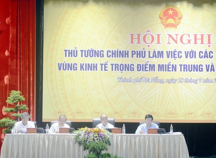 Thủ tướng cùng các đại biểu chủ trì buổi làm việc.