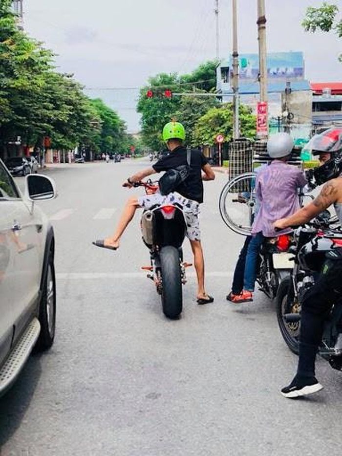 Không có chị em, nhiều cánh mày râu cũng lầm vào cảnh chiều cao hạn chế nhưng vẫn thích thử sức với những chiếc xe có yên cao.