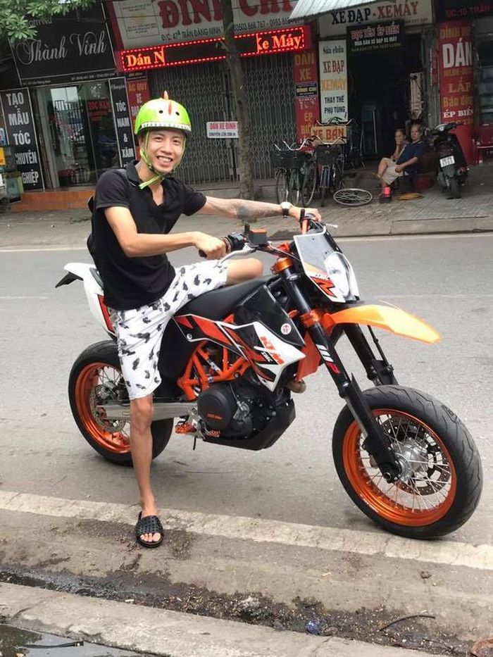 Bên cạnh đó, nhiều người cũng đưa ra ý kiến thà đầu tư xế hộp ngồi đạp ga cho ngon, chứ lái xe máy mà chống chân không tới thật xấu hổ.