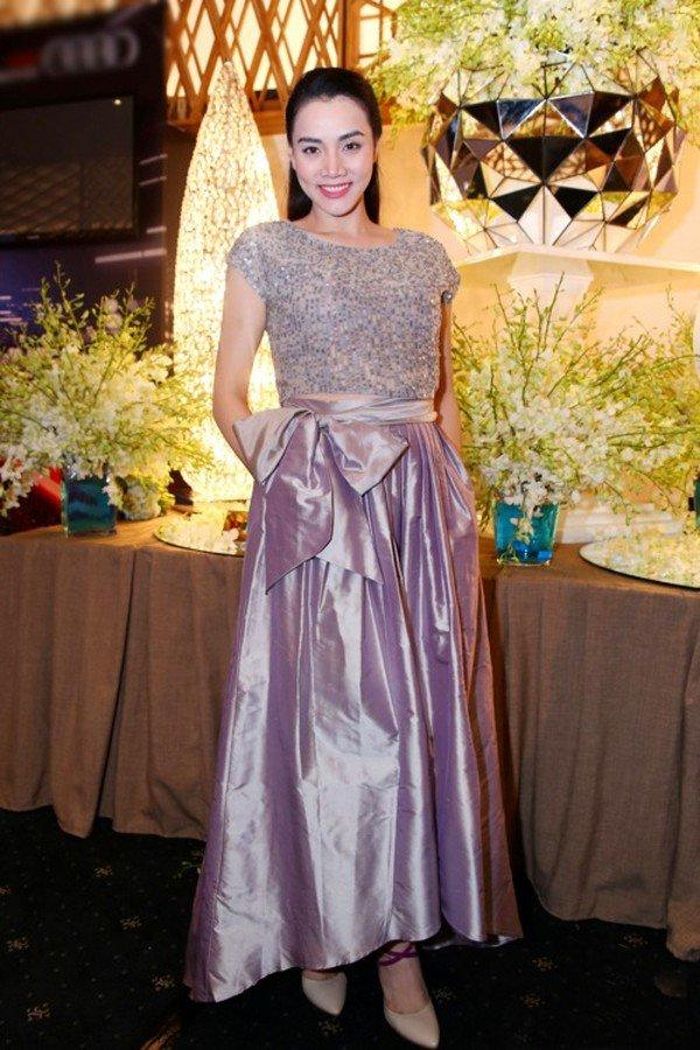 Trang Nhung diện chiếc chân váy lụa với chằng chịt vết nhăn làm phong cách trở nên kém xinh đi vài phần.