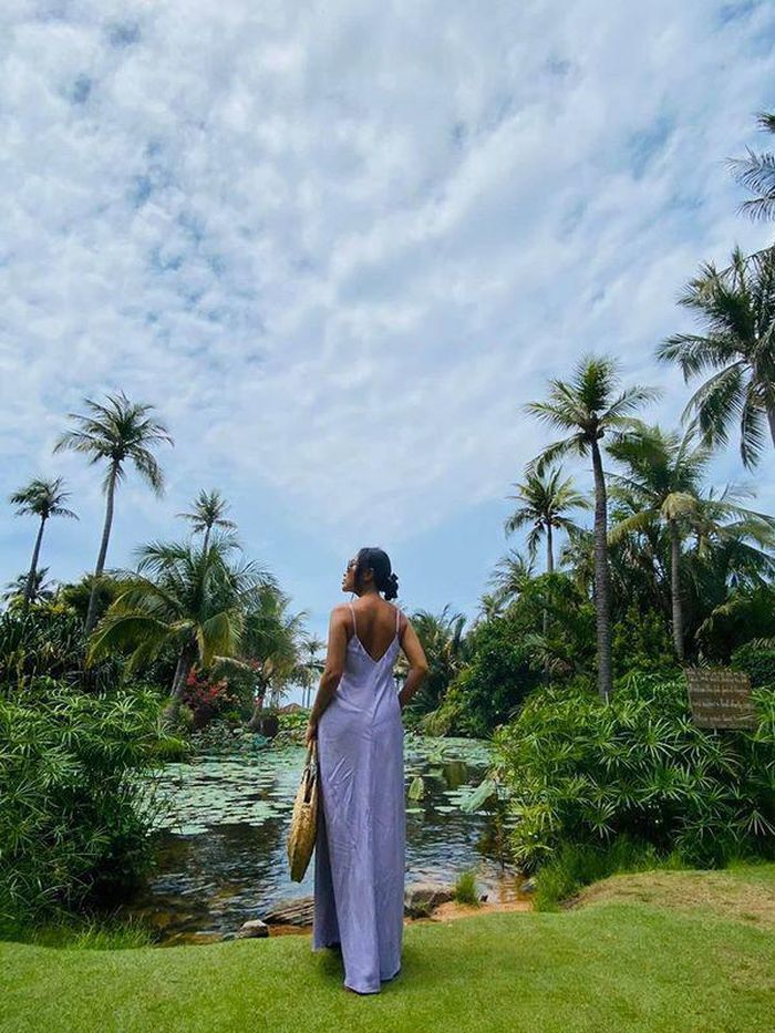 Dù diện đồ lụa rất đẹp nhưng đôi lúc, Đoan Trang cũng bị chúng "dìm hàng" phong cách vì sự nhăn nhúm của chiếc váy.