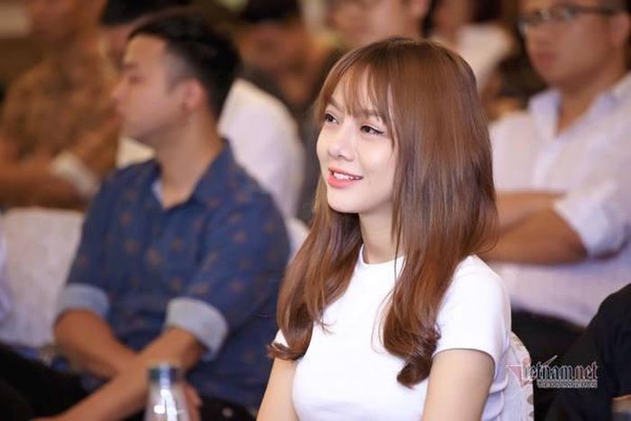 Thu Hương cho biết sau bài chia sẻ về tình trạng mắt của mình trên VietNamNet, cô nhận nhiều tin nhắn của bạn bè và khán giả. "Cũng may tôi làm các chương trình cũng được khán giả nhớ và thương. Thấy mọi người quan tâm thú thật là tôi xúc động lắm" - cô nói.