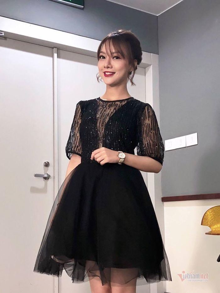 Nữ MC luôn gây ấn tượng với nụ cười thường trực trên môi và phong cách thời trang đa dạng, trẻ trung.