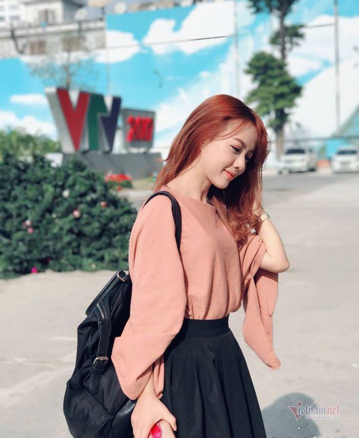 Khi đến đài truyền hình, cô chọn những trang phục công sở phù hợp hơn.